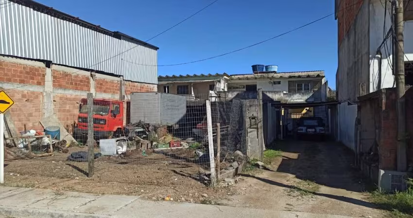 Ótimo terreno com 300m², composto por 02 quitinetes de 01 quarto, sala, cozinha, banheiro e varanda, com frente para o asfalto, a 50 metros da Rodovia