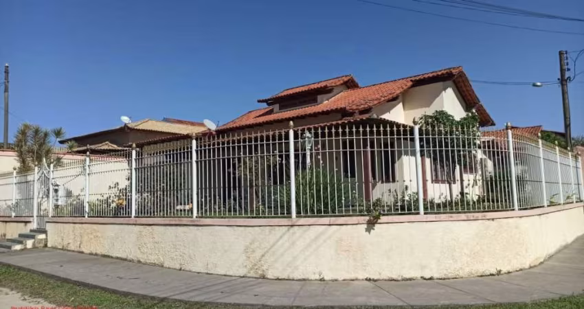 Ótima casa com 03 quartos, sendo 01 suíte, sala em 02 ambientes, cozinha, área de serviço interna e externa, varandas, garagem, portão eletrônico, mai