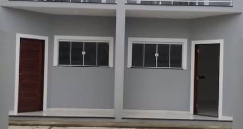 Excelente casa duplex composta por 02 quartos, sendo 01 suíte, sala, cozinha americana, banheiro social, área de serviço, garagem, ótima localização,