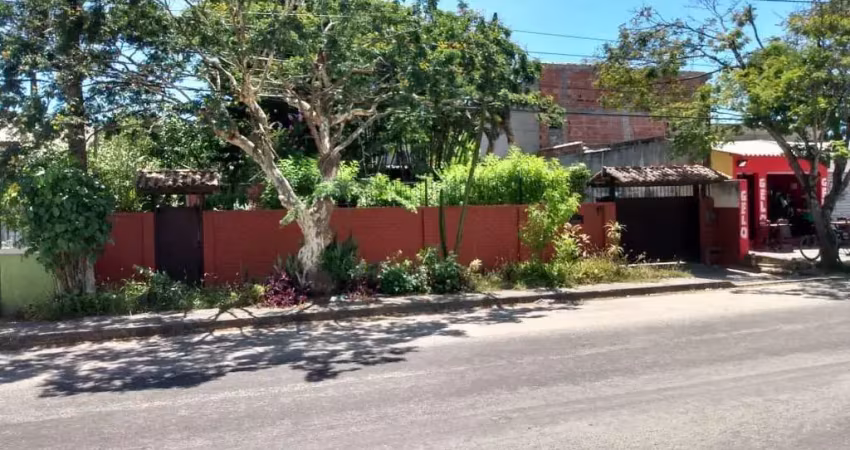 Excelente casa com 03 quartos, sendo 01 suíte, ótima sala, cozinha, banheiro, área de serviço, varandas, garagem, jardim, terreno arborizado, ótima lo