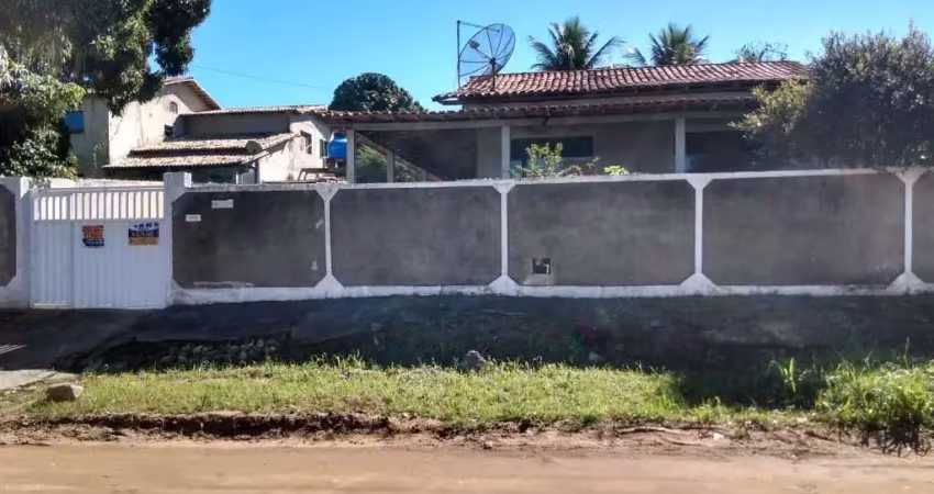 Ótima casa com 03 quartos, sendo 02 suítes, sala, ótima cozinha, banheiro, varanda ao redor da casa, ótimo quintal com 570,00m². Aceita financiamento!