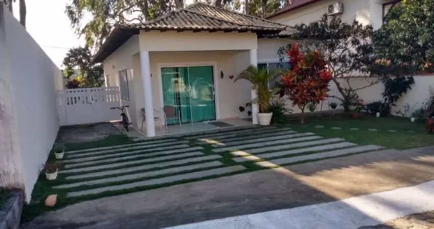 Ótima casa com 02 quartos sendo 01 suíte, em excelente condomínio no centro de araruama com área de lazer, quadra de vôlei e futebol, segurança 24hrs