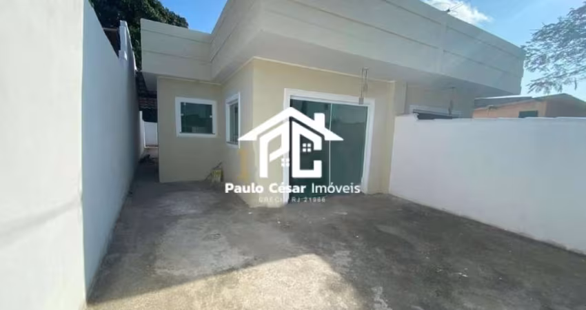 Casa com 02 Quartos sendo 1 suíte, sala cozinha americana banheiro área de serviço varandas garagem.