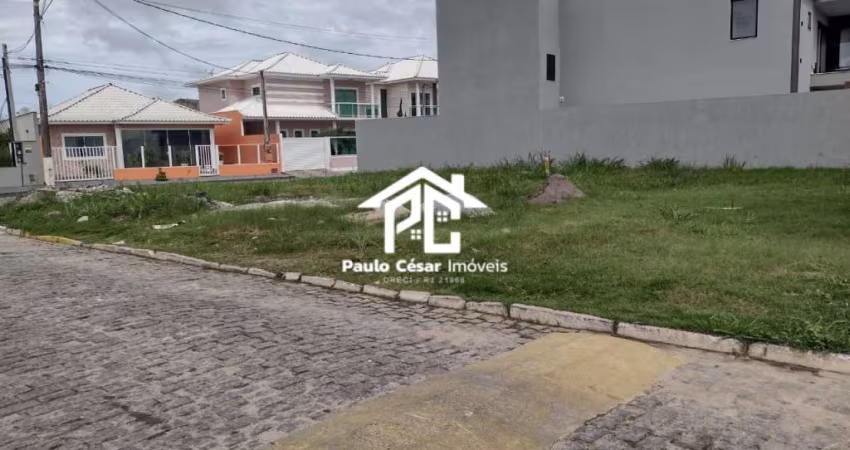 ÓTIMO LOTE COM TOTAL DE 380,24m² , LOTE DE ESQUINA EM CONDOMINIO BEM ESTRUTURADO NO CENTRO DE ARARUAMA.  O CONDOMÍNIO CONTA COM UMA SEGURANÇA 24H , QU