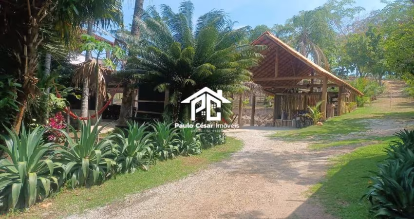 Sítio com 30.008m2 com 124 metros de frente para estrada principal.  Propriedade com lago, pasto, trilha , mirante, área de mata e bastante árvores fr