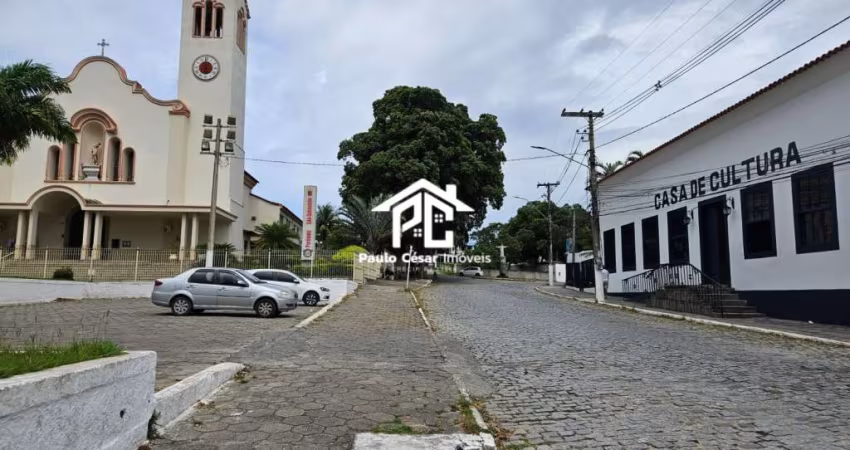 Área no Centro de Araruama com total de 635m² composta por:  - Casa residencial  com 03 quartos sendo 02 suítes,  01 banheiro, copa cozinha, lavand