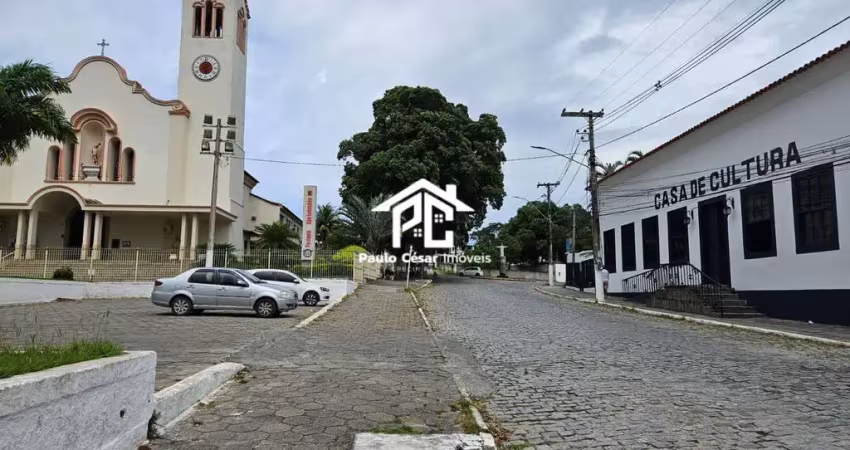 Área no centro de araruama com total de 635m² composta por:  - casa residencial  com 03 quartos sendo 02 suítes,  01 banheiro, copa cozinha, lavand