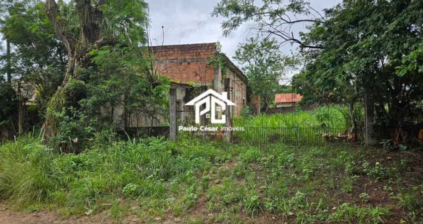 2 Lotes com total de 900m²  com um Galpão de 200m² construído precisando de reformas.  15 minutos do centro de Araruama.