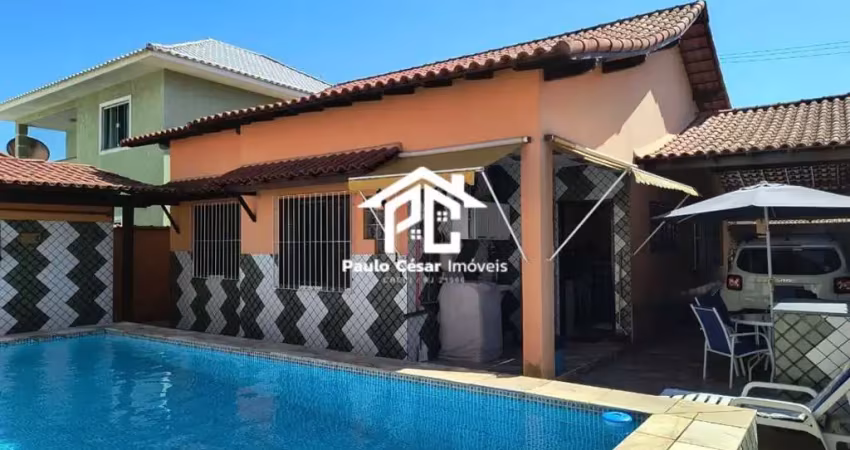Casa com 3 quartos sendo uma suíte, sala, cozinha, 02 banheiros, área de serviço, garagem coberta para 2 carros, área gourmet e piscina. condomínio co