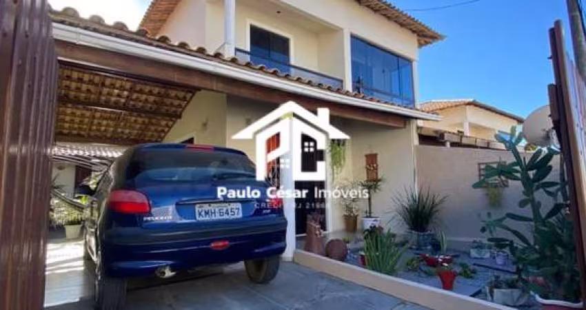 Casa no centro de Araruama composta por: 02 quartos, sala de estar , sala de jantar, cozinha , área de serviços, ateliê, jardim e garagem coberta.  Co