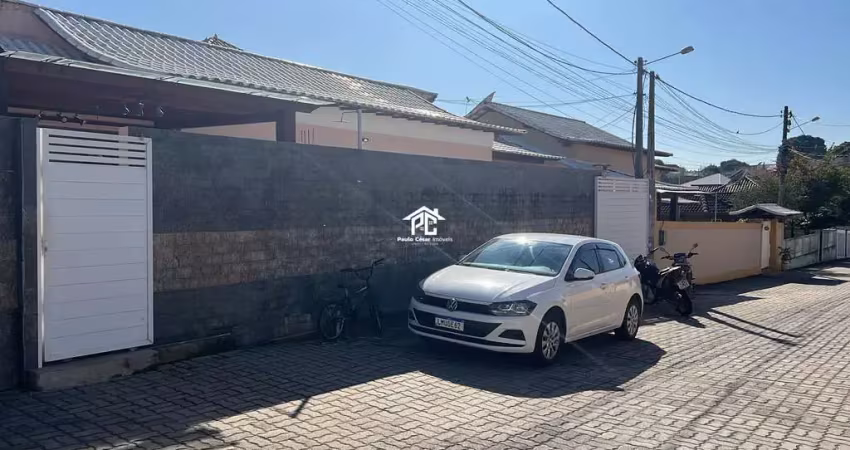Casa em Condomínio à Venda em Araruama-RJ, Bairro Praça da Bandeira - 2 quartos, 1 suíte, 1 sala, 2 banheiros, 1 vaga
