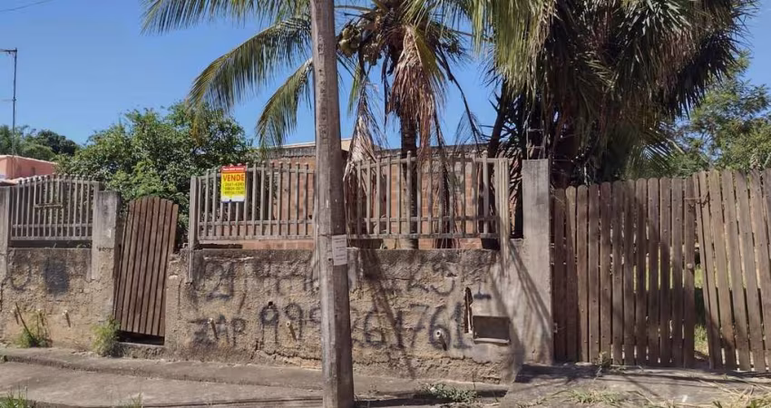 Casa em início de construção, com 02 quartos, sala, cozinha, banheiro, excelente quintal, com planta e projeto aprovado pela prefeitura, ótima localiz
