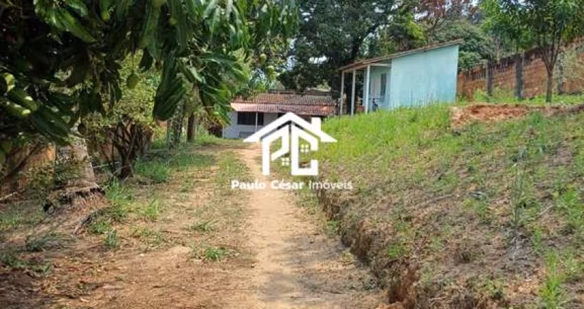 Terreno com 900m² e duas quitinetes. 2 quitinetes com quarto, banheiro, cozinha e área de serviço.  Local tranquilo e facil acesso. OBS: Documento particular de venda.
