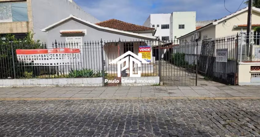 Casa à venda no Centro de Araruama-RJ: 1 quarto, 1 sala, 1 vaga de garagem, 438,00 m² de área. Aproveite!