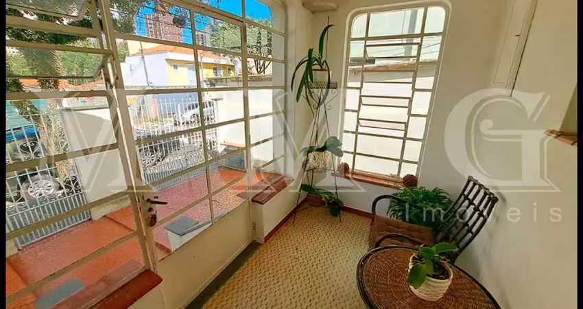 Casa térrea, quintal espaçoso e vaga p quatro carros