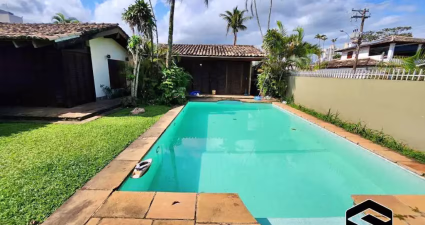 Casa térrea, terreno de esquina (797m²), frente ao mar!