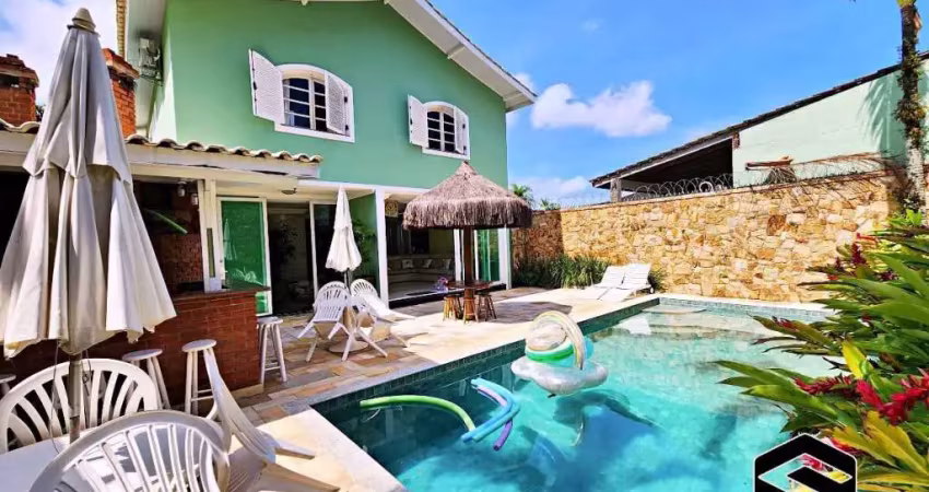 Linda casa com 05 dormitórios, piscina e churrasqueira na região do portal!