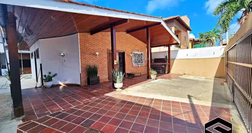 Oportunidade! casa térrea c/04 suítes, amplo quintal, apenas 50m da praia!