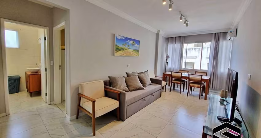 LINDO APARTAMENTO REFORMADO, APENAS 100m DO MAR, COM 01 VAGA!