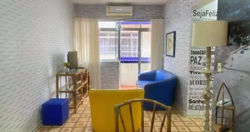 APARTAMENTO COM SACADA, 02 DORMITÓRIOS PRÓXIMO À PRAIA!