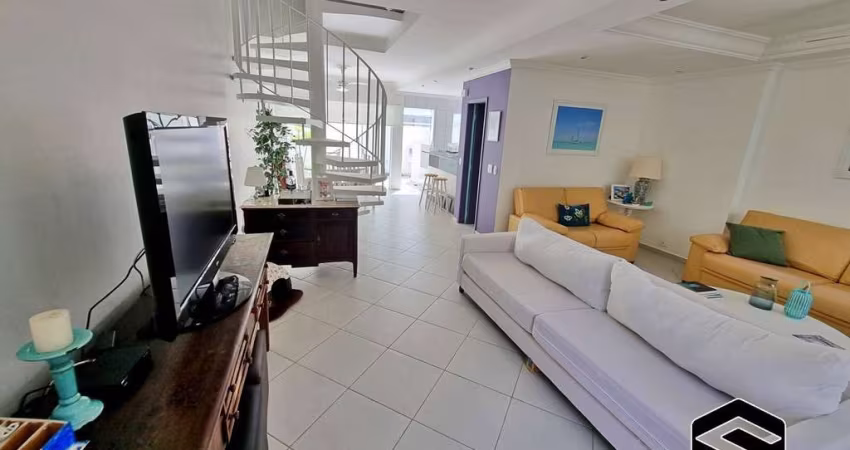 CASA TRIPLEX EM CONDOMÍNIO FECHADO FRENTE A PRAIA, COM LAZER!