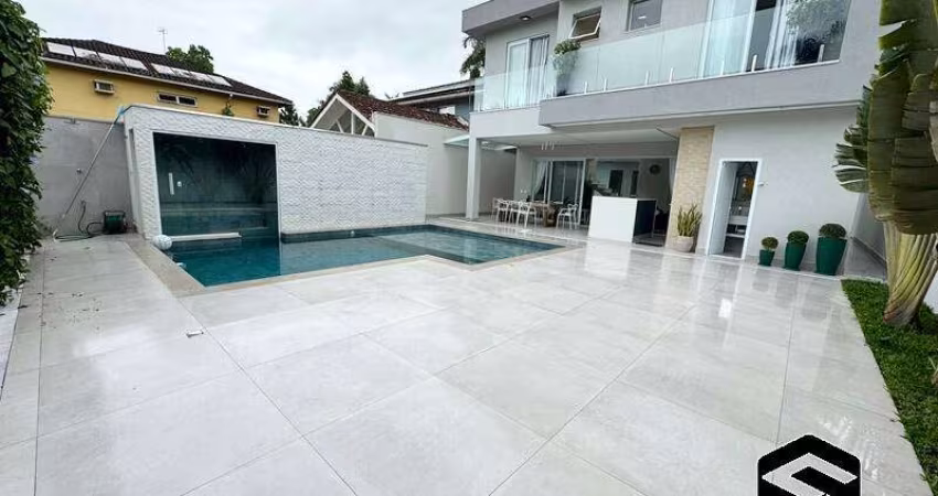 LINDA CASA EM CONDOMÍNIO FECHADO!