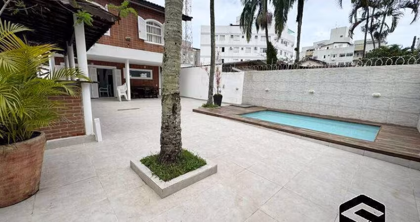 AMPLO SOBRADO, COM PISCINA E CHURRASQUEIRA!