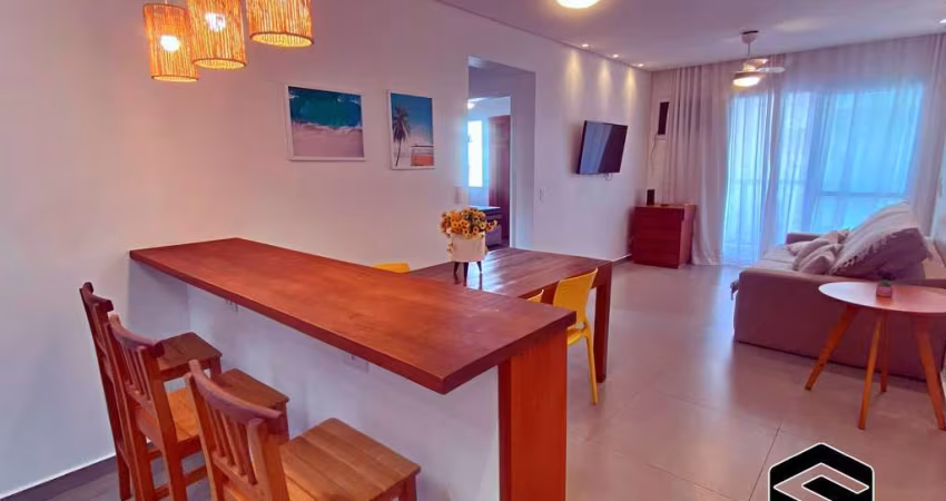 LINDO APARTAMENTO COM SACADA, TOTALMENTE REFORMADO, LADO PRAIA!