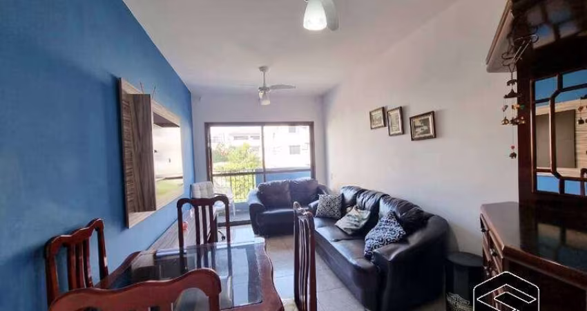 AMPLO APARTAMENTO BEM LOCALIZADO, COM SACADA E SUÍTE!