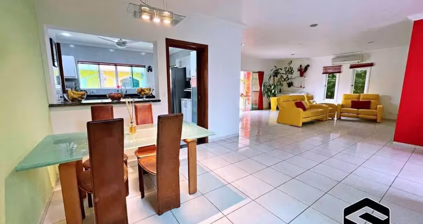 Linda casa em condomínio fechado, 05 dormitórios c/ lazer!