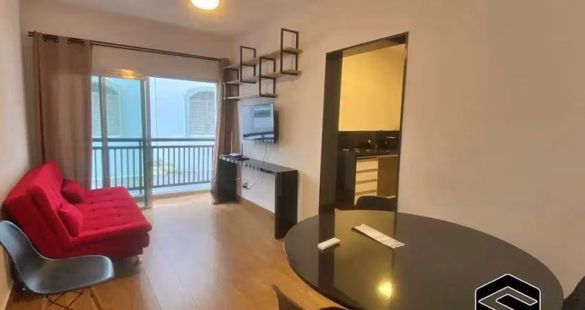 Lindo apartamento reformado, amplo dormitório, á 300m do mar, portaria 24h