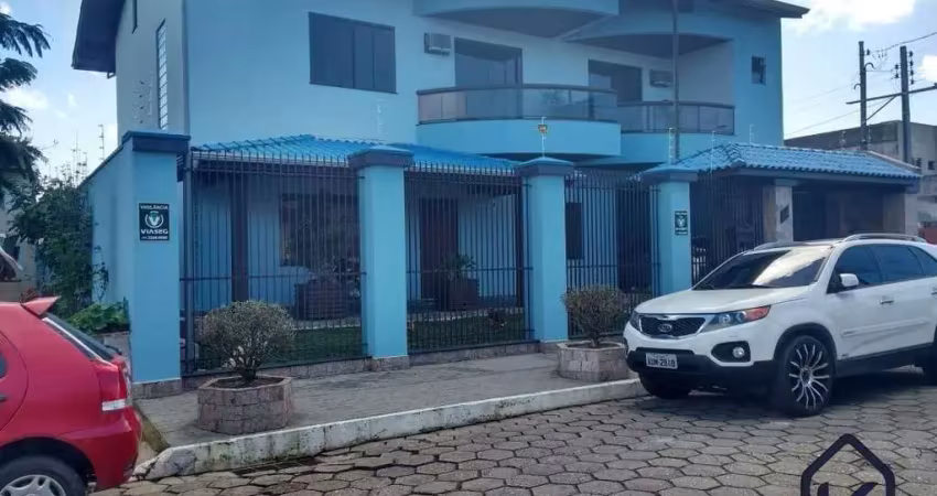 Casa com 3 quartos para alugar na Rua Hélio Douat de Menezes, 84, São João, Itajaí