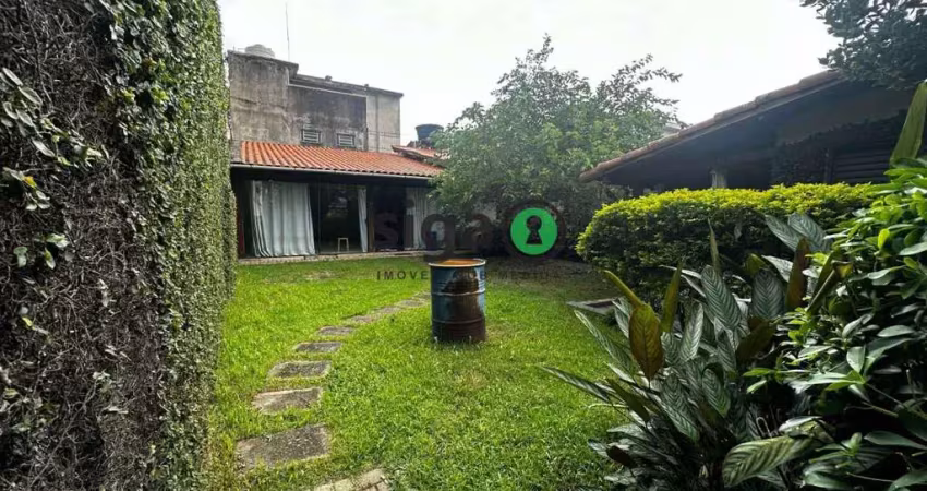Terreno com 2 casas térreas, isolada em rua tranquila com 500M².