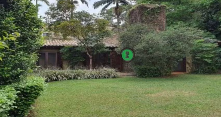Casa assobradada de alto padrão, com 4 suites, para venda ou locação com 5 vagas de garagem