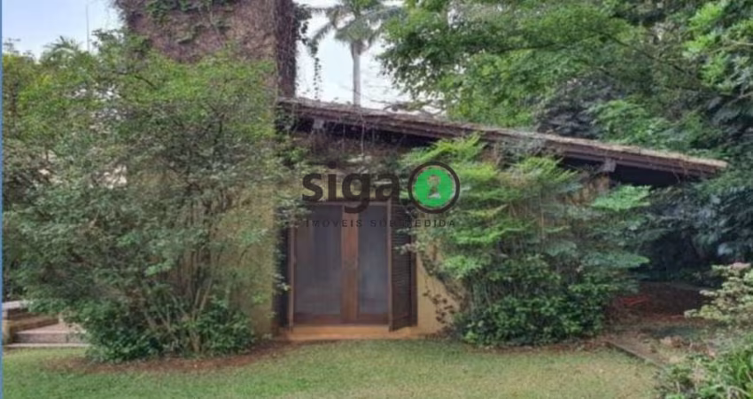 Casa Assobradada de alto padrão, com 4 suites, para venda ou locação com 5 vagas de garagem