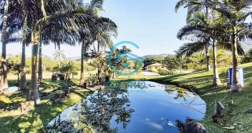 Chácara em meio a natureza com lagoa, piscina e terreno de 4.500m² à venda em biguaçu/sc