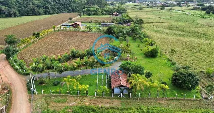Chácara em meio a natureza com terreno de 7.600m² à venda em canelinha/sc