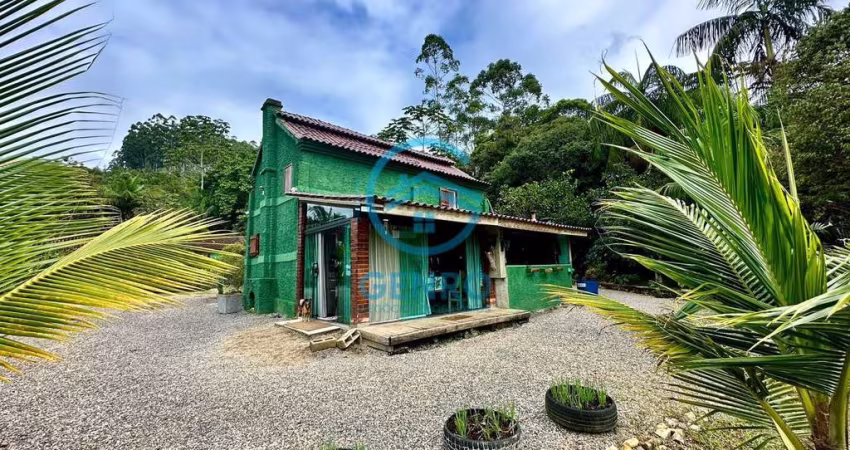 Linda Chácara Rústica com Riacho e Terreno de 7.000m² à venda em Tijucas/SC