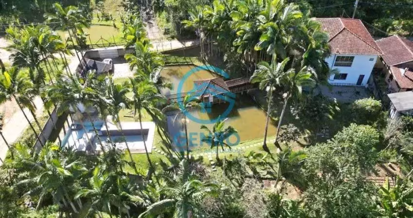 Chácara em meio a natureza com lagoa, piscina e terreno de 2.127m² à venda em tijucas/sc