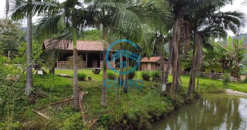 Chácara em meio a natureza com lagoa e terreno de 5.300m² à venda em canelinha/sc
