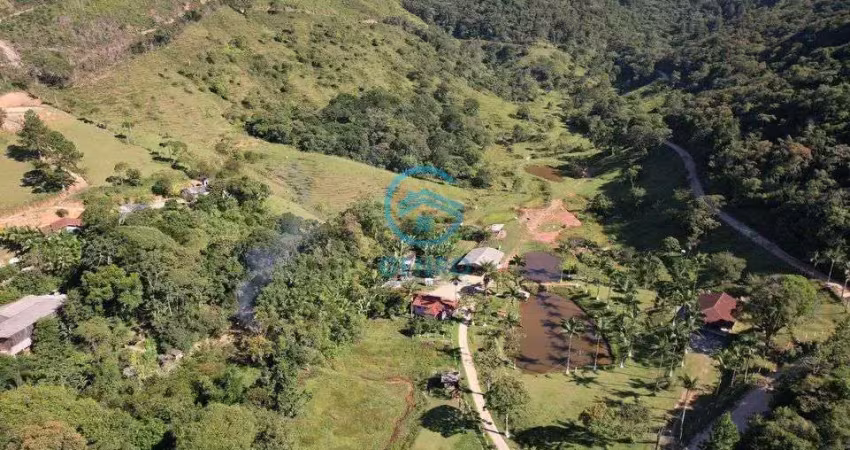 Sítio em meio a natureza com 02 casas, 02 lagoas e terreno de 420.000m² ( 42 hectares ) à venda em brusque/sc
