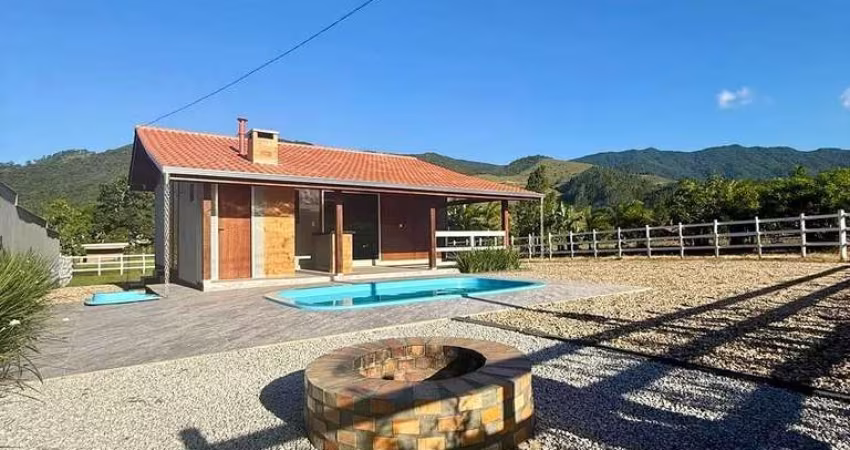 Chácara em Meio a Natureza com Piscina e Terreno de 900m² à venda em Canelinha/SC