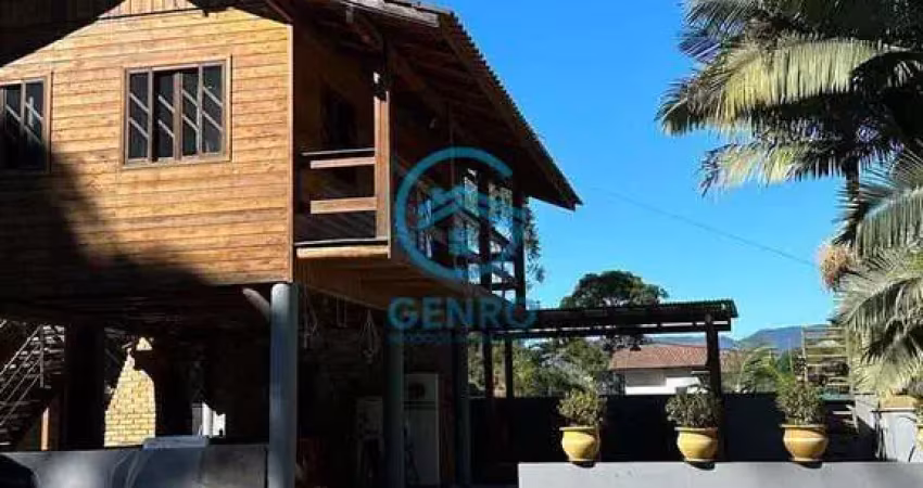 Chácara em meio a natureza com piscina e terreno de 1.600m² à venda em canelinha/sc