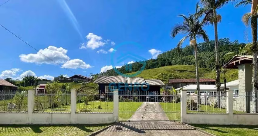 Casa de Campo com Terreno de 475m² em Excelente Localização à venda em Tijucas/SC