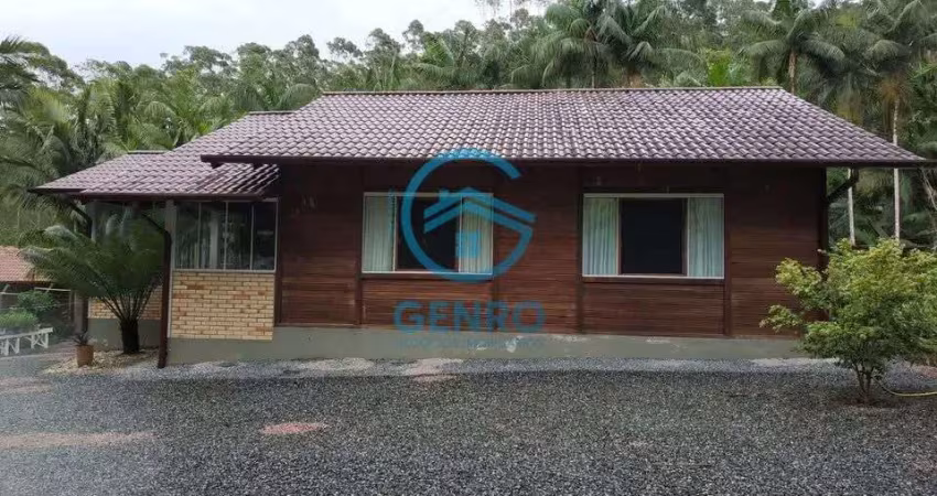 Chácara semimobiliada em meio a natureza com riacho e terreno de 1.200m² à venda em tijucas/sc