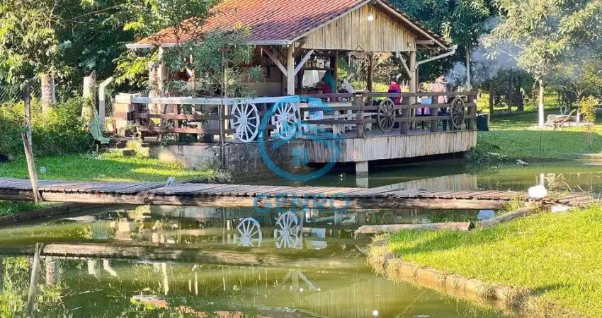 Chácara em meio a natureza com lagoa, piscina e terreno de 2.600m² à venda em canelinha/sc