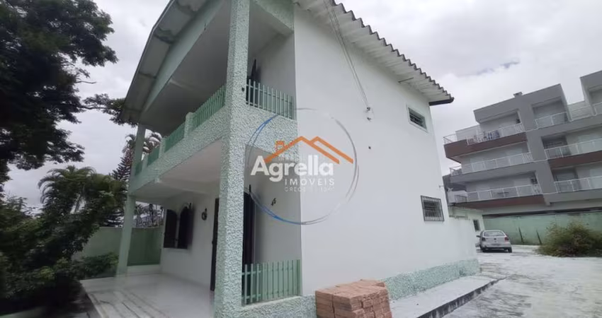 SOBRADO PRÓXIMO À PRAIA, COM ÁREA DE LAZER E CHURRASQUEIRA À VENDA EM UBATUBA