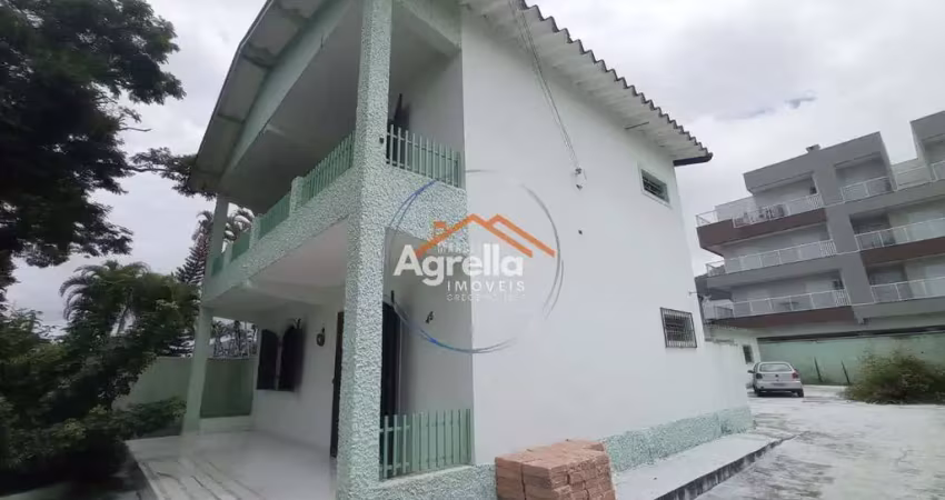 Sobrado próximo à praia, com área de lazer e churrasqueira à venda em ubatuba