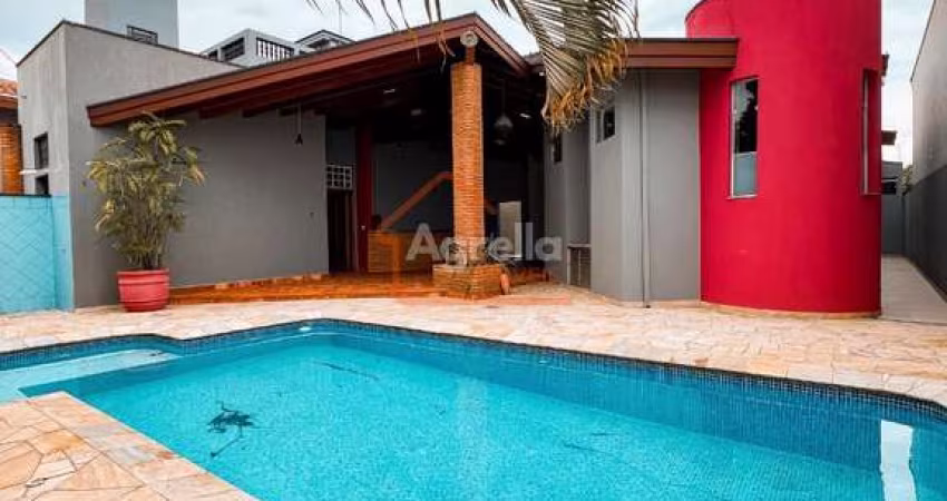 CASA COM SUÍTE MASTER COM CLOSET E BANHEIRA DE HIDROMASSAGEM EM MOGI GUAÇU - SP.