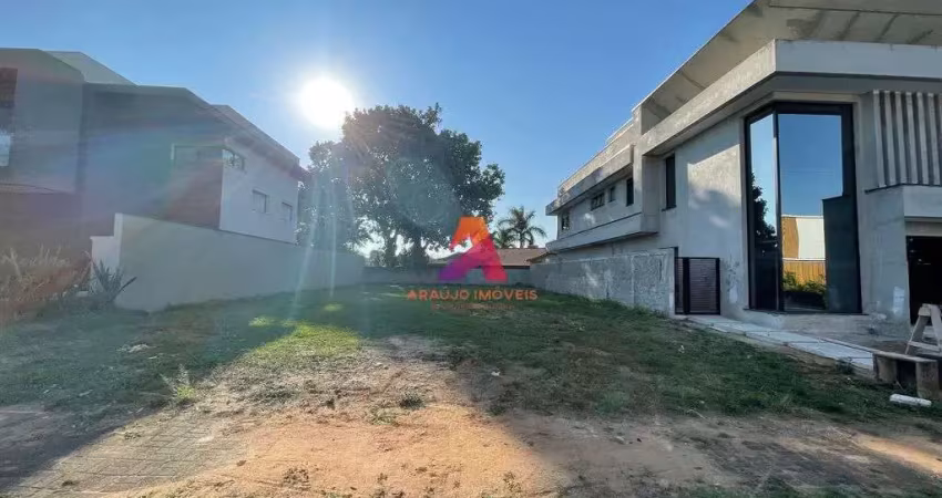 Terreno de alto padrão com vista permanente para natureza no jardim do golfe